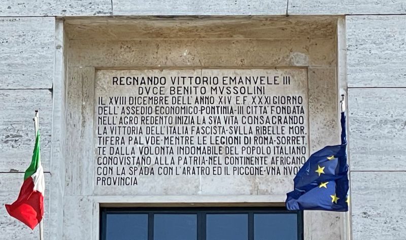 Pontinia, Torre civica, dettaglio dell'iscrizione sul portale [Foto: Associazione culturale GoTellGo / Maria Teresa Natale, CC BY NC SA]