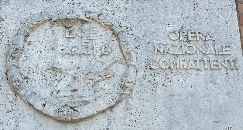 Pontinia, Palazzo del Comune, stemma dell'Opera Nazionale Combattenti [Foto: Associazione culturale GoTellGo / Maria Teresa Natale, CC BY NC SA]