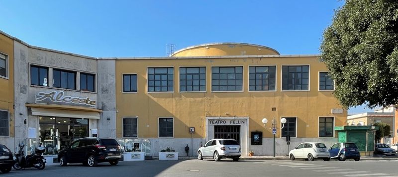 Pontinia, piazza Indipendenza, ex Cinema-Teatro ENIC [Foto: Associazione culturale GoTellGo / Maria Teresa Natale, CC BY NC SA]