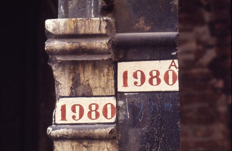 Numeri civici in stile nizioleto in uso a Venezia [ Foto: Fondo Paolo Monti, di proprietà BEIC e collocato presso il Civico Archivio Fotografico di Milano, CC BY SA]
