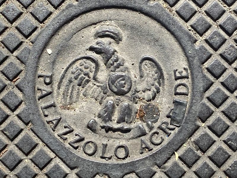 Lo stemma di Palazzolo Acreide al centro di un tombino [Foto: Associazione culturale GoTellGo / Maria Teresa Natale, CC BY NC SA]