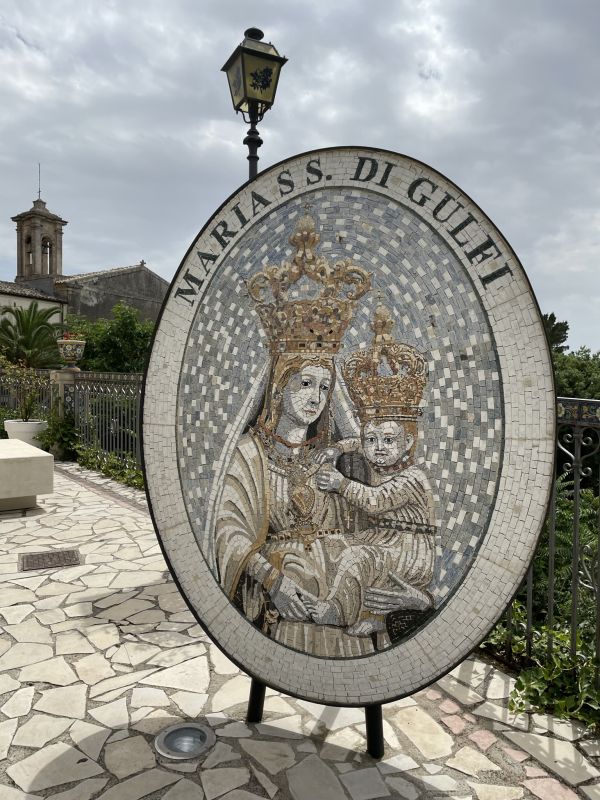 Belvedere di Chiaramonte Gulfi, un'immagine in mosaico della Maria SS. di Gulfi [Foto: Associazione culturale GoTellGo / Maria Teresa Natale, CC BY NC SA]
