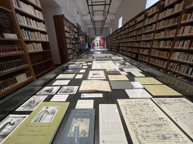Comiso, la biblioteca della Fondazione intitolata a Gesualdo Bufalino [Foto: Associazione culturale GoTellGo / Maria Teresa Natale, CC BY NC SA]
