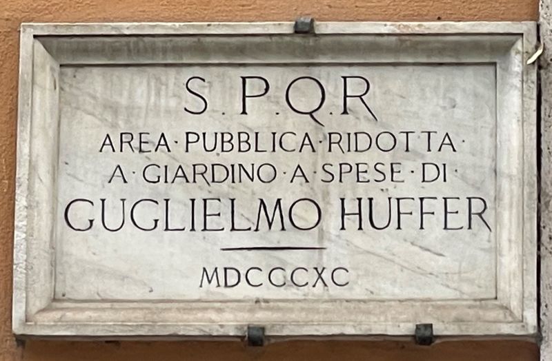 Piazza Benedetto Cairoli 2, targa in memoria Guglielmo Huffer [Foto: Associazione culturale GoTellGo / Maria Teresa Natale, CC BY NC SA]