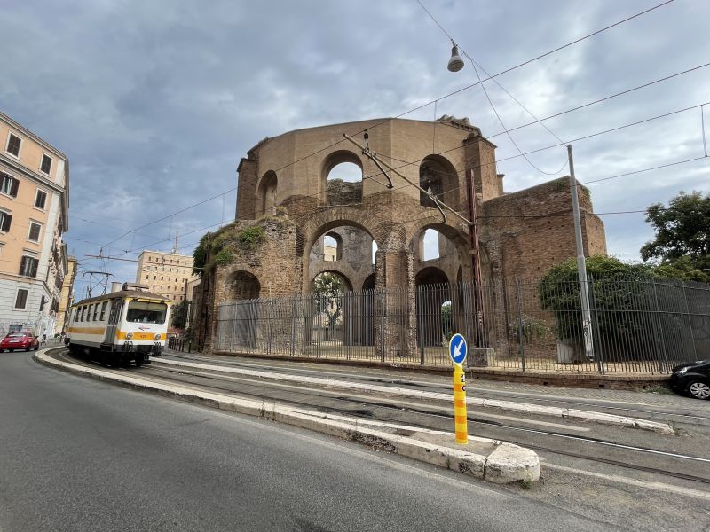 Il cosiddetto Tempio di Minerva Medica visto da via Giovanni Giolitti [Foto: Associazione culturale GoTellGo / Maria Teresa Natale, CC BY NC SA]