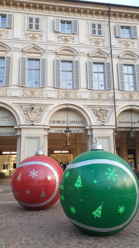 Torino, piazza San Carlo. Palle di Natale del diametro di 2 metri. Foto di Sara Moretto [CC BY NC SA]