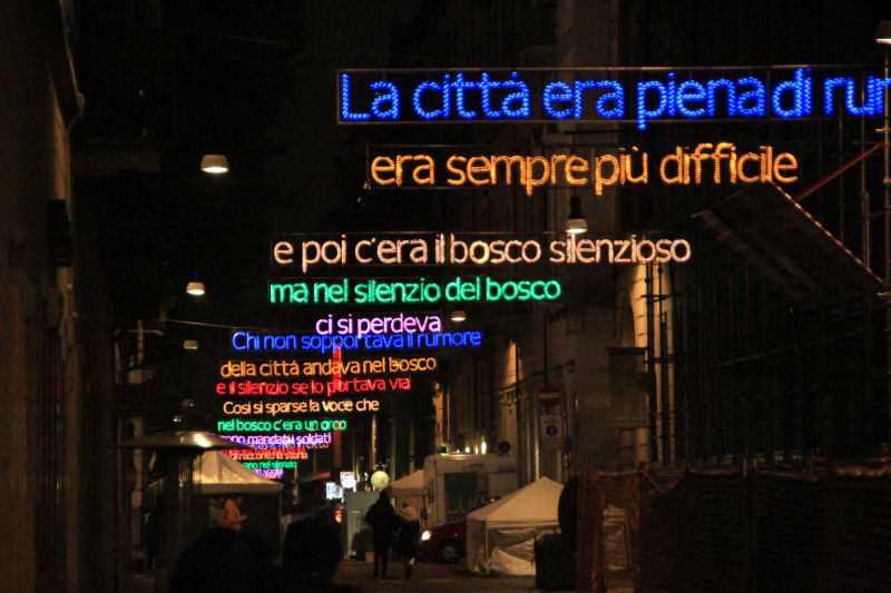 Torino, via Carlo Alberto. Luci d’Artista 2022. Luigi Mainolfi, Luì e l’arte di andare nel bosco. Foto di Stefano Borghini [CC BY NC SA]