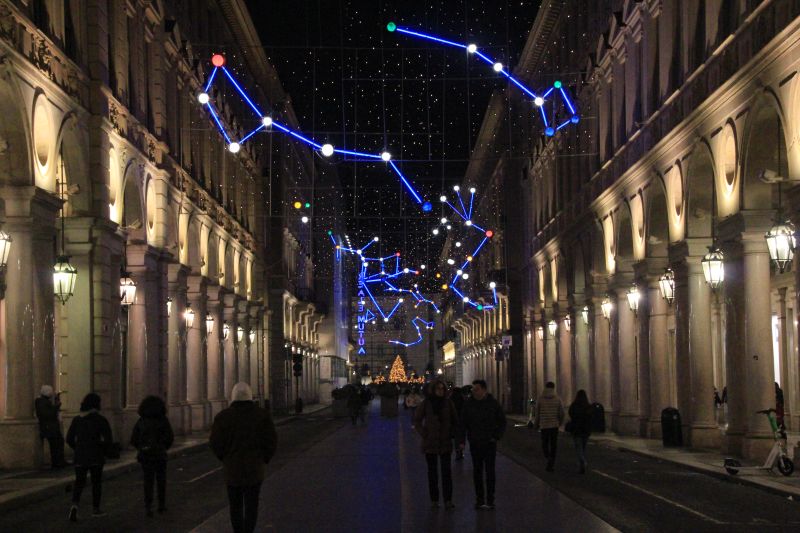 Torino, via Roma. Luci d’Artista 2022. Carmelo Giammello, Planetario. Foto di Stefano Borghini [CC BY NC SA]