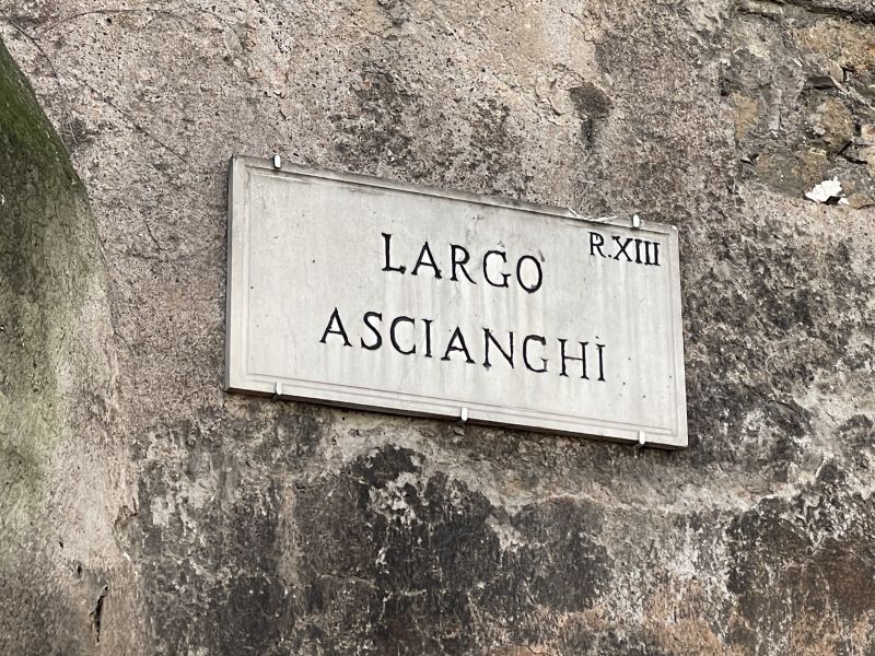 Targa stradale di Largo Ascianghi [Foto: Associazione culturale GoTellGo / Maria Teresa Natale, CC BY NC SA]