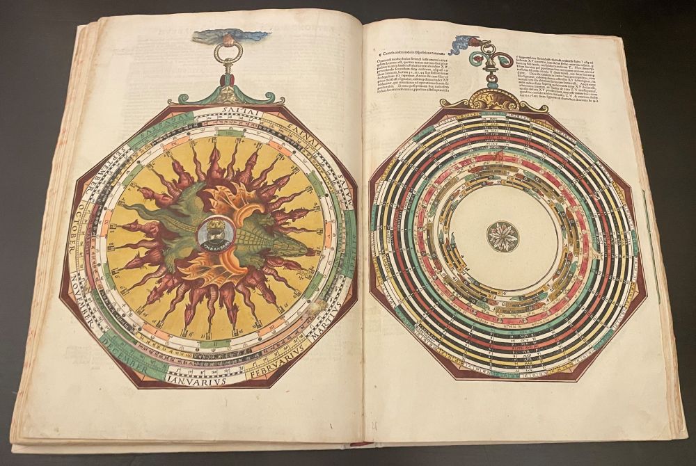 Due pagine dell'Astronomicum conservato presso la Biblioteca civica Mozzi Borgetti di Macerata [foto: Maria Teresa Natale, CC BY]