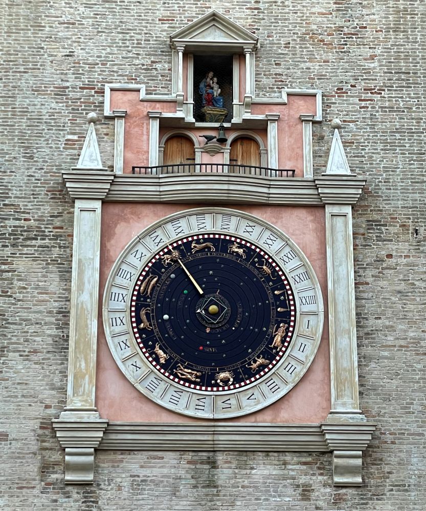 L'orologio planetario sulla Torre civica in piazza della Libertà [foto: Maria Teresa Natale, CC BY]