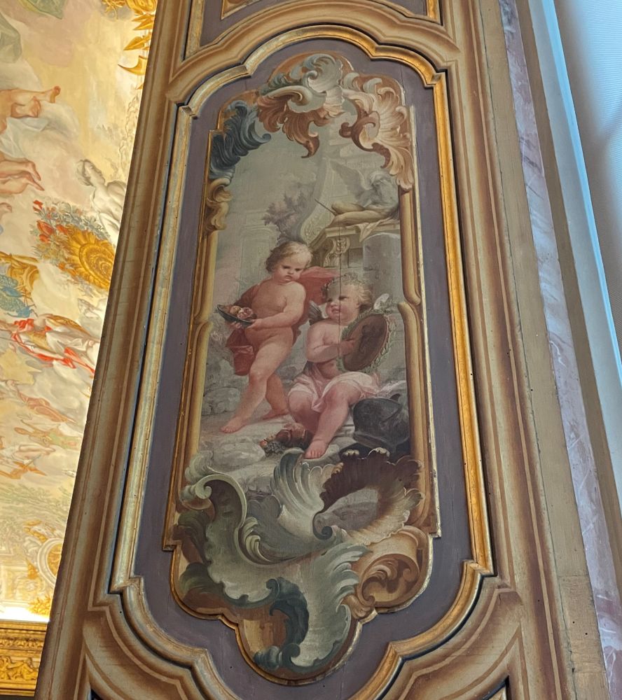 Palazzo Bonaccorsi,Salone dell'Eneide, dipinto sull'imposta con il segno zodiacale dello scorpione [foto: Maria Teresa Natale, CC BY]