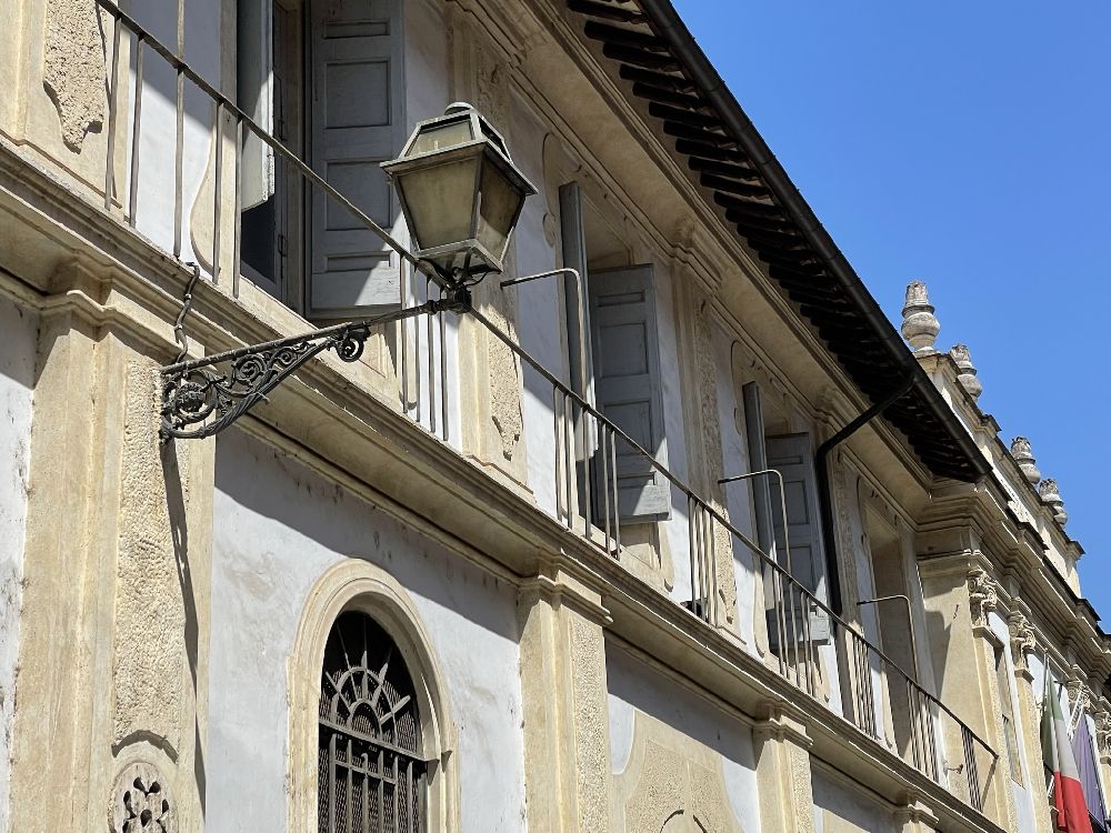 Le innovative balconate settecentesche [Foto: Associazione culturale GoTellGo / Maria Teresa Natale, CC BY NC SA]