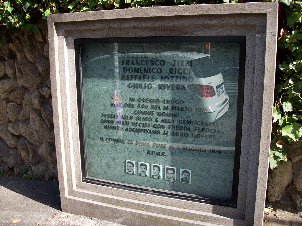 Targa commemorativa dei cinque agenti della scorta uccisi in via Fani [Fonte: Wikipedia, CC BY-SA 3.0, by BlackCat]
