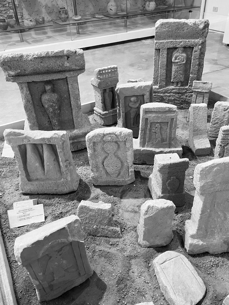 Mozia: Museo Archeologico, le stele del tophet [Foto: Maria Teresa Natale, CC BY NC SA]