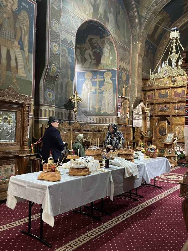 Tavolo per le offerte all'interno di una chiesa di Suceava [Foto: Maria Teresa Natale, CC BY NC SA]