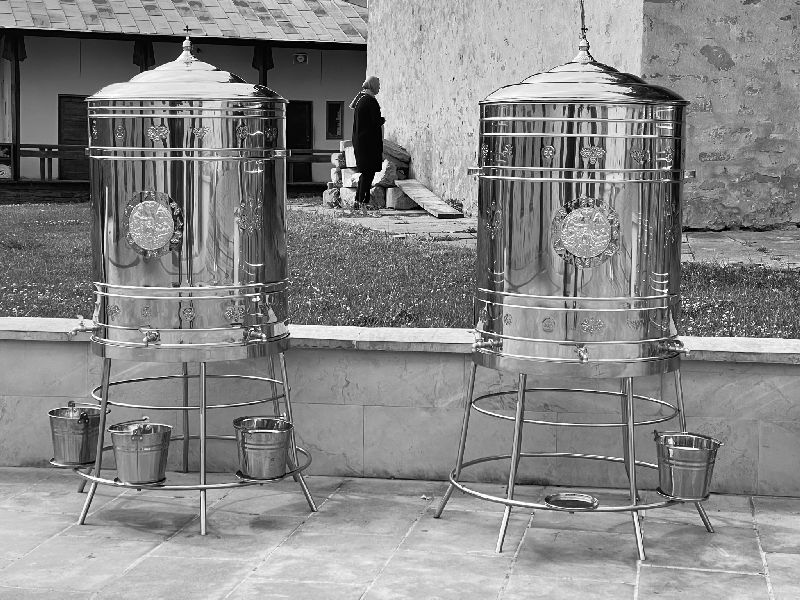 Suceava, Monastero di San Giovanni Nuovo, i contenitori per l'acqua santa [Foto: Maria Teresa Natale, CC BY NC SA]