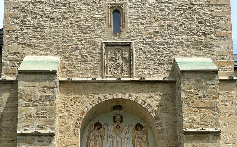 Monastero di Dragomirna, raffigurazione di testa di uro sopra il portale d'ingresso [Foto: Maria Teresa Natale, CC BY NC SA]