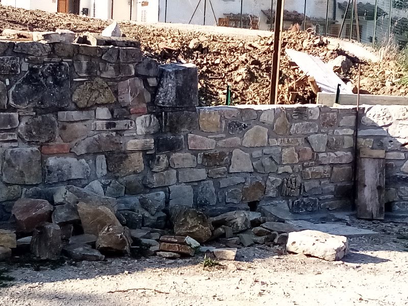 Il muro in costruzione che delimita il terreno soprastante, donato all’Associazione La Piazzola di Arliano [Foto: Elena Tredici, CC BY NC SA]
