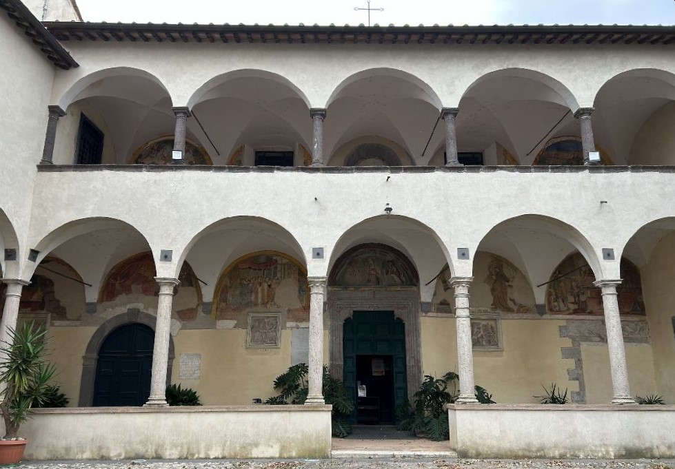 Chiostro esterno del Convento di San Francesco [Foto: Maria Teresa Natale, CC BY NC SA]