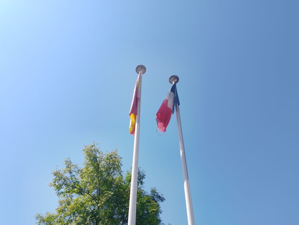 Bandiere a una dogana dismessa sui Pirenei tra Francia e Spagna [Foto: Chiara Morabito, CC BY NC SA]