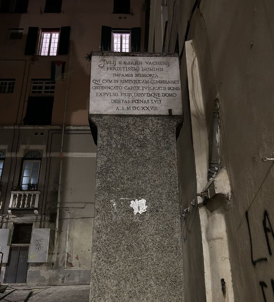 Genova, Via del Campo, la Colonna infame [Foto: Maria Teresa Natale, CC BY NC SA]