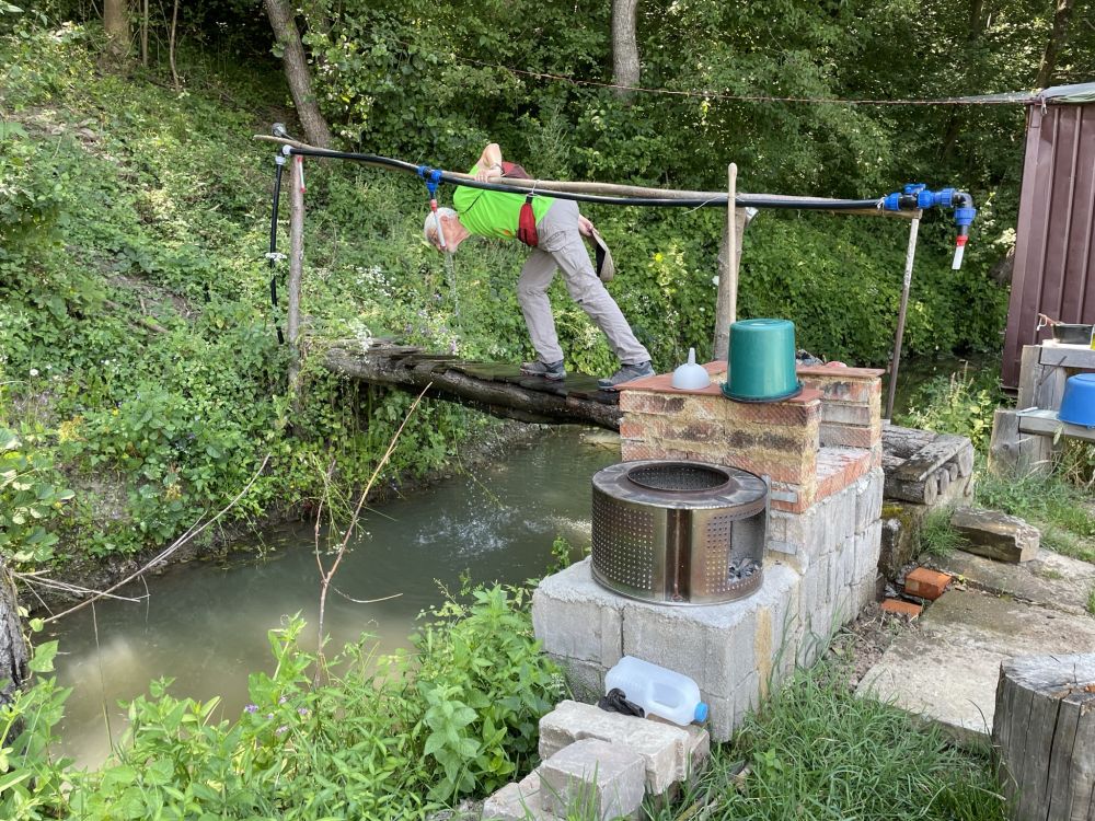 Una simpatica fontana fai da te [Foto: Maria Teresa Natale, CC BY-NC-SA]