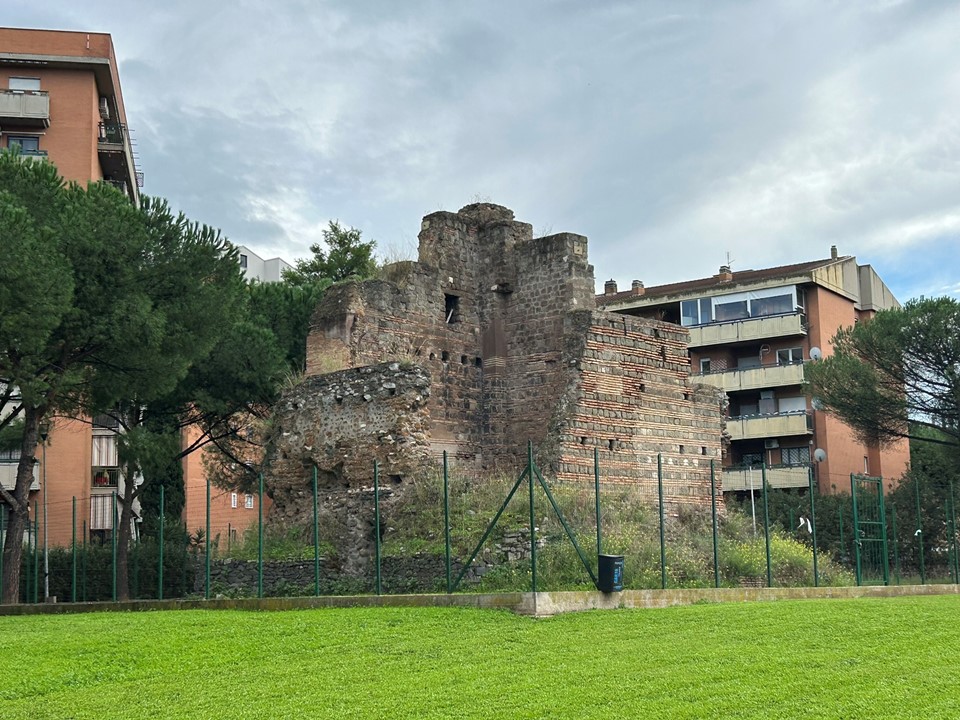 La Torre Spaccata in via Giovanni Peltechian [Foto: Maria Teresa Natale, CC BY NC SA]
