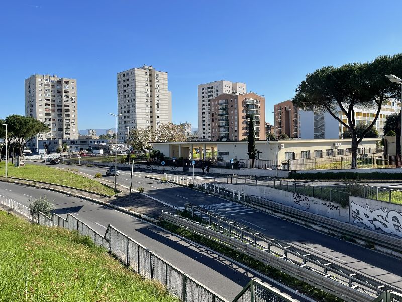 Via Guido Cambellotti e alcune torri di Tor Bella Monaca [Foto: Maria Teresa Natale, CC BY NC SA]