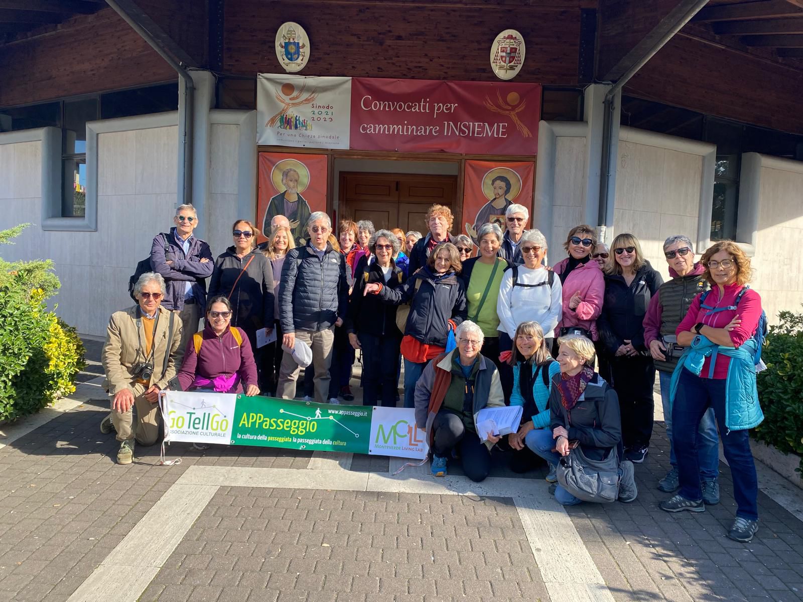 Foto di gruppo di fronte alla Chiesa dei Santi Simone e Giuda Taddeo [Foto: Maria Teresa Natale, CC BY NC SA]
