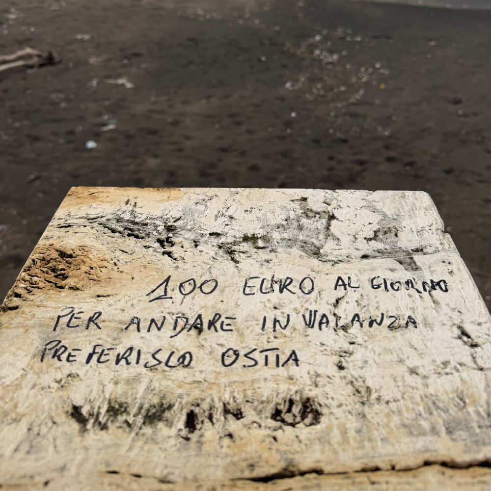 Ostia: scritta lungo la balaustra del Lungomare [Foto: Maria Teresa Natale, CC BY NC SA]