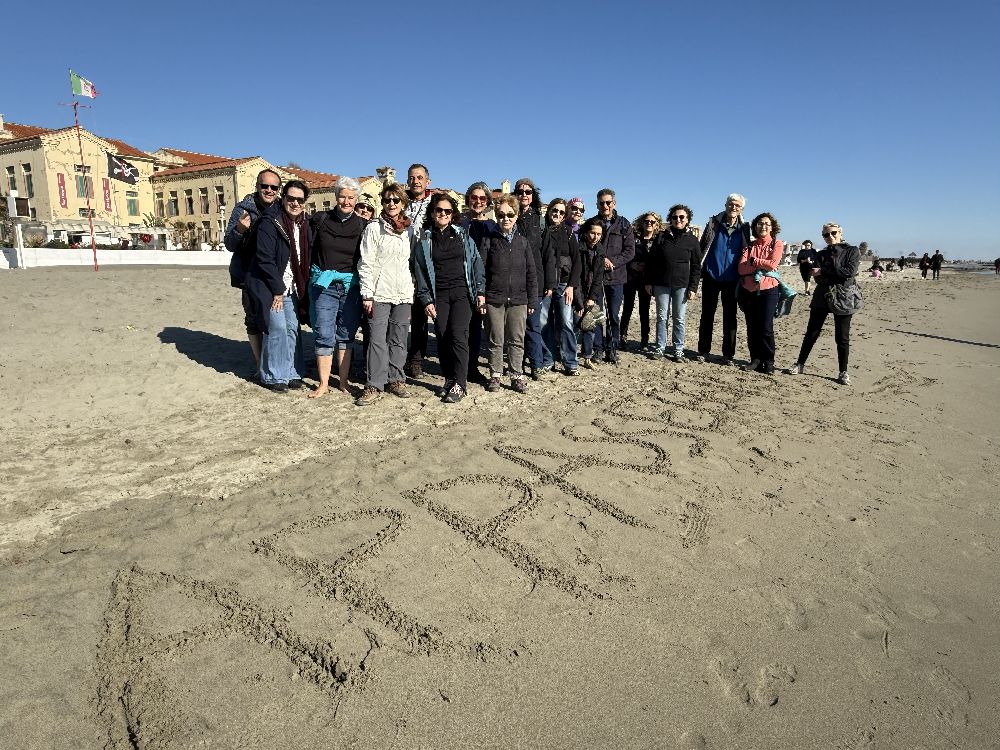 Foto di gruppo sul lungomare ostiense [Foto: Maria Teresa Natale. CC BY NC SA]
