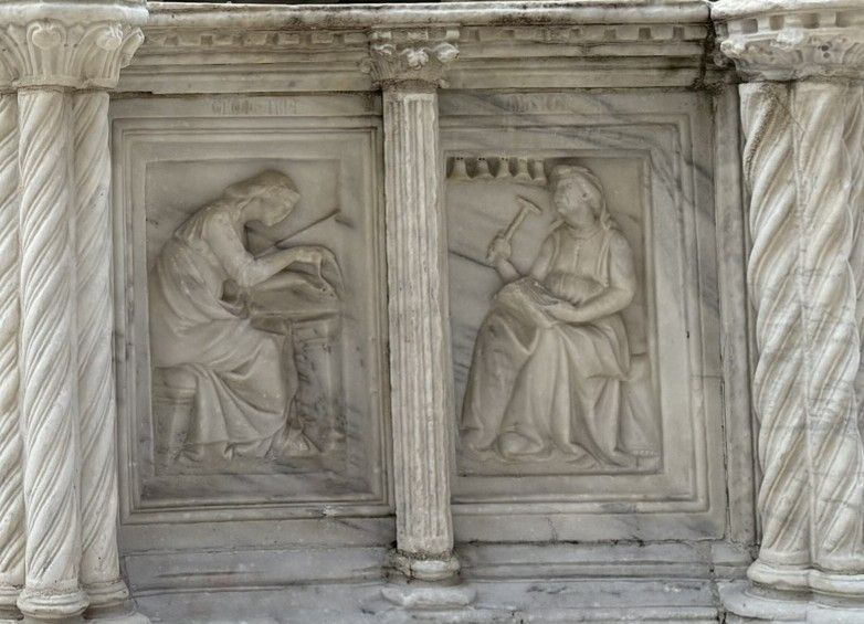 A sinistra la Geometria; a destra la Musica [Foto di Maria Teresa Natale, CC BY NC SA]