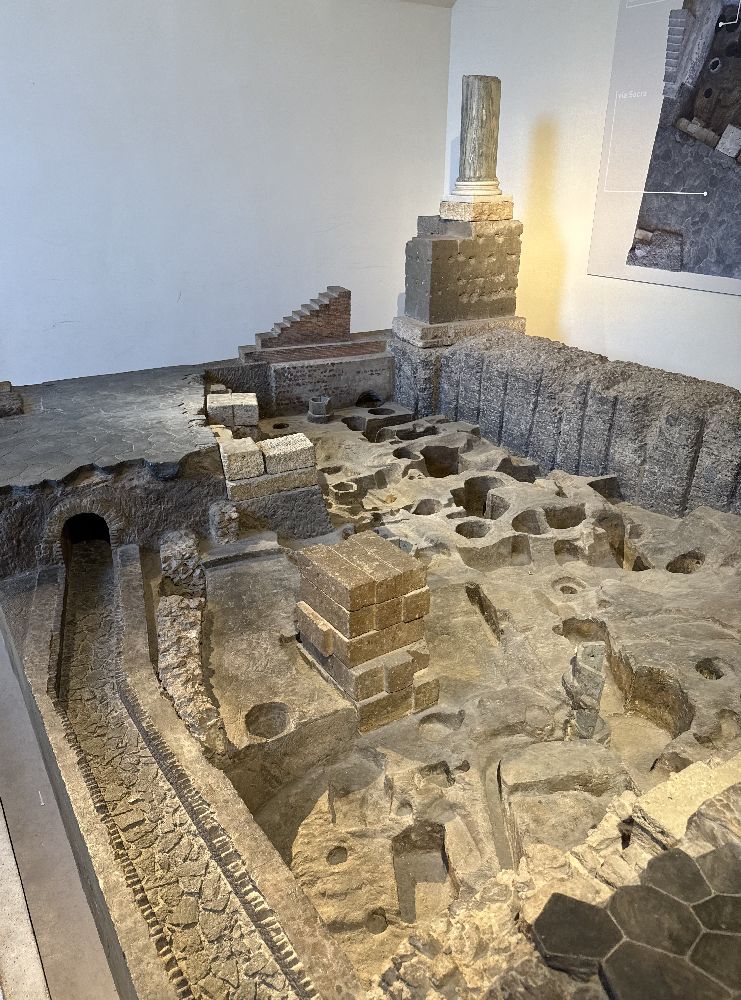 Museo del Foro Romano. Plastico del sepolcreto relativo all'area compresa tra il Tempio di Antonino e Faustina a ovest e la Via Sacra a sud. [Foto: Maria Teresa Natale, CC BY-NC-SA]
