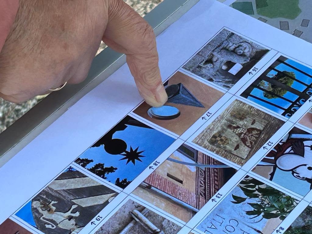 Partecipanti alle prese con un orienteering fotografico a Roma