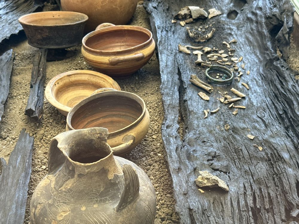 Museo del Foro Romano. Resti di sepolture infantili riferibili alle fasi in cui il fondovalle era ormai interessato dall'abitato. [Foto: Maria Teresa Natale, CC BY-NC-SA]