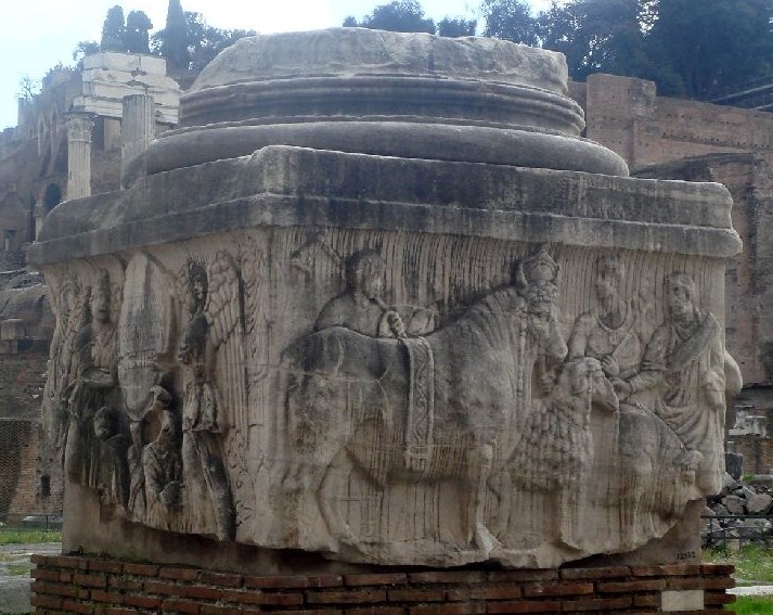 Rilievo con il suovetaurilia sulla Base dei Decennali, 303 d.C. Alcuni inservienti conducono al sacrificio i tre animali che danno nome al rito: il maiale (sus), il montone (ovis) e il toro (taurus). L’offerta, generalmente rivolta a Marte, era legata ai riti solenni di purificazione o lustratio [Foto: Giovanni Dall’Orto, Wikimedia Commons, licenza Attribution]
