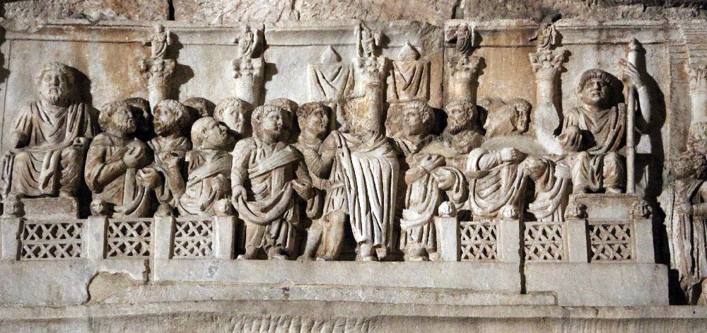 Fregio costantiniano dell’Arco di Costantino, 312-315 d.C. Scena dell’oratio, Costantino parla al popolo dai Rostri; sullo sfondo sono raffigurate le cinque colonne del monumento celebrativo tetrarchico [Foto: Sailko, Wikimedia Commons, CC BY 3.0]