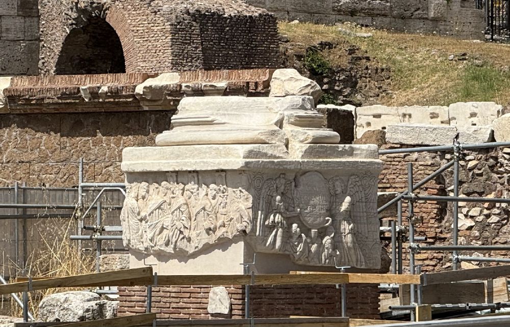 Base dei Decennali, 303 d.C., appartenente al monumento tetrarchico delle cinque colonne eretto presso i Rostri. Nella fotografia sono visibili due dei quattro lati scolpiti: a sinistra la processione dei senatori; a destra due Vittorie alate sostengono lo scudo con l’iscrizione CAESARVM DECENNALIA FELICITER, che celebrava i dieci anni di governo dei Cesari Galerio e Costanzo Cloro [Foto: Maria Teresa Natale, CC BY-NC-SA]