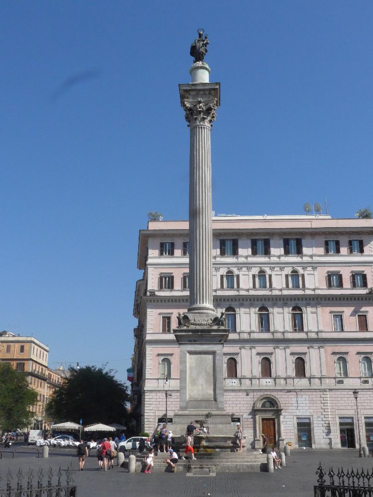 Colonna della Pace davanti alla Basilica di Santa Maria Maggiore. La colonna corinzia monolitica, alta oltre quattordici metri, proviene dalla navata centrale della Basilica di Massenzio. Per volontà di papa Paolo V, Carlo Maderno la fece trasportare e innalzare nella piazza nel 1614; sulla sommità fu collocata la statua bronzea della Vergine con il Bambino, opera di Guillaume Berthelot [Foto: Maria Teresa Natale, CC BY-NC-SA]