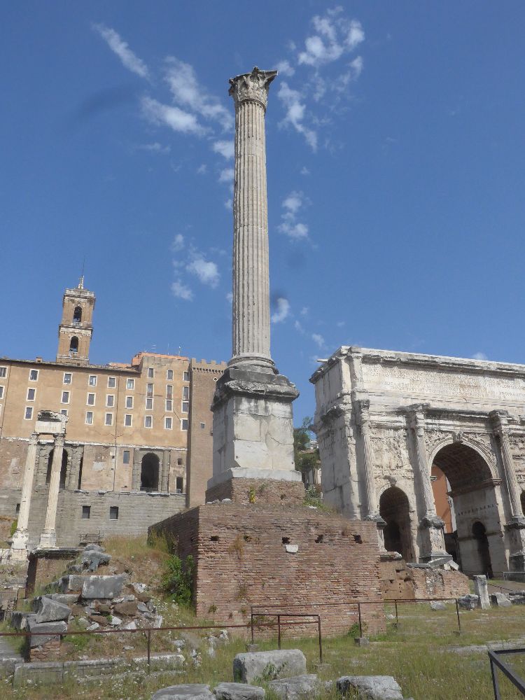 La Colonna di Foca nel Foro Romano. Dedicata nel 608 d.C. dall’esarca Smaragdo all’imperatore bizantino Foca, era originariamente sormontata da una statua dorata dell’imperatore. Sulla destra, l’Arco di Settimio Severo [Foto: Maria Teresa Natale, CC BY-NC-SA]