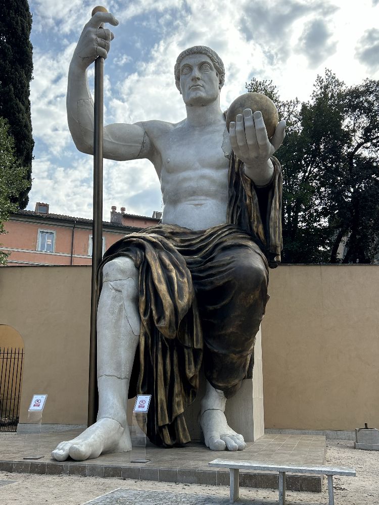 Ricostruzione del Colosso di Costantino nel giardino di Palazzo Caffarelli. Realizzata in scala 1:1 sulla base della scansione dei frammenti originali, restituisce l’aspetto e le dimensioni della statua monumentale che dominava la Basilica di Massenzio [Foto: Maria Teresa Natale, CC BY-NC-SA]