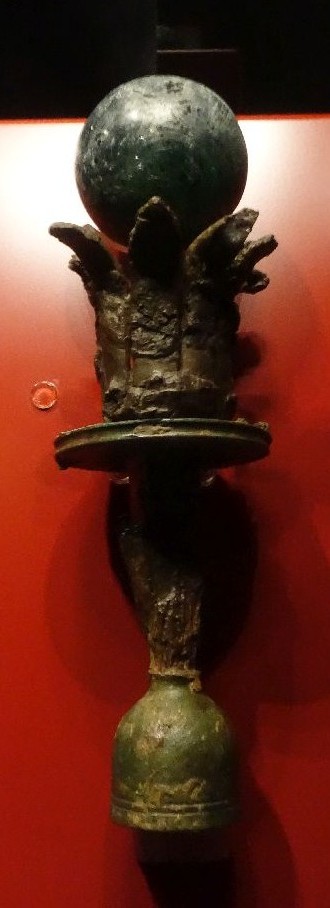 Roma, Museo Nazionale Romano, Palazzo Massimo alle Terme. Piccolo scettro appartenente alle insegne imperiali attribuite a Massenzio, inizi del IV secolo d.C. L’insegna, realizzata in oricalco, ferro e rame, termina con un fiore a otto petali sul quale è inserito un globo di vetro verde scuro. Fu rinvenuta nel 2005, insieme ad altri scettri e lance da parata, in un deposito intenzionalmente nascosto sulle pendici nord-orientali del Palatino  [Foto: Maria Teresa Natale, CC BY-NC-SA]