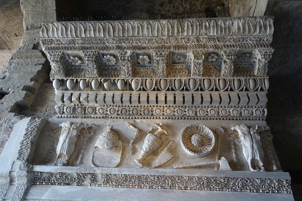 Musei Capitolini, frammento ddi trabeazione dal Tempio del Divo Vespasiano:  strumenti e oggetti legati al sacrificio e ai rituali sacerdotali [Foto: Maria Teresa Natale, CC BY-NC-SA]