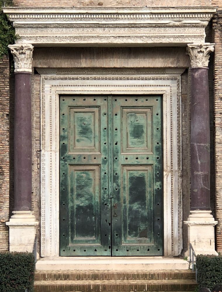 Porta bronzea del cosiddetto Tempio di Romolo, IV secolo d.C. Conservata ancora nel suo contesto originario, è affiancata da due colonne di porfido con capitelli corinzi e incorniciata da elementi marmorei riccamente scolpiti. La porta conserva anche l’antico sistema di chiusura, tuttora funzionante [Foto: Maria Teresa Natale, CC BY-NC-SA]