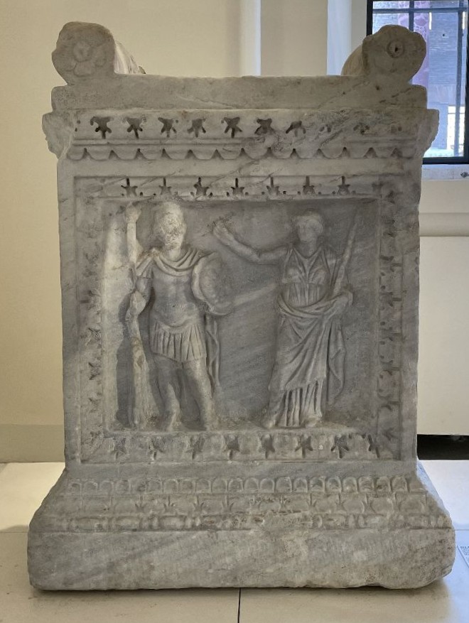 Ara marmorea dei Dioscuri, rinvenuta nell’area del Lacus Iuturnae e oggi esposta nel Museo del Foro Romano. Le raffigurazioni collegavano il monumento al culto dei gemelli divini presso la fonte [Foto: Maria Teresa Natale, CC BY-NC-SA]