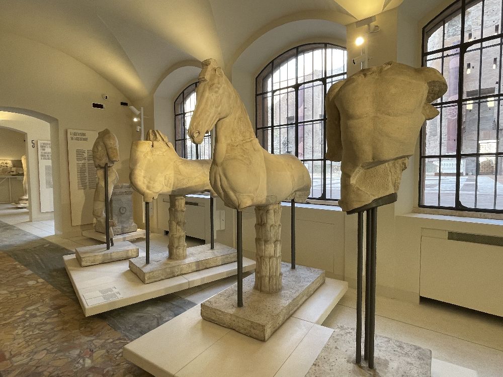 Frammenti del gruppo scultoreo dei Dioscuri e dei loro cavalli, rinvenuti nel bacino del Lacus Iuturnae e oggi esposti nel Museo del Foro Romano. Il gruppo, di datazione discussa, era probabilmente collocato sulla base rettangolare al centro della vasca [Foto: Maria Teresa Natale, CC BY-NC-SA]
