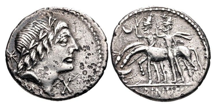 Denario di Aulo Postumio Albino, 96 a.C. Sul diritto è raffigurata la testa laureata di Apollo; sul rovescio Castore e Polluce stanno accanto ai cavalli che bevono alla Fonte di Giuturna. Sopra la scena compare una falce di luna; nell’esergo si legge A·ALBINVS·S·F. Crawford 335/10a-b [CNG, via Wikimedia Commons, CC BY-SA 2.5]